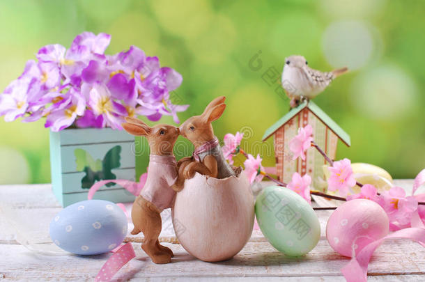 复活节卡片与亲吻兔子在春天的背景
