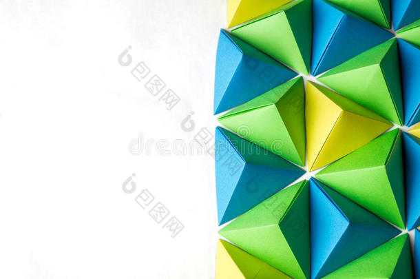 创意背景与<strong>蓝色</strong>，绿色和黄色<strong>折纸</strong>四面体