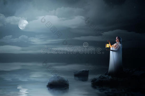 夜晚海边提着灯笼的精灵女孩