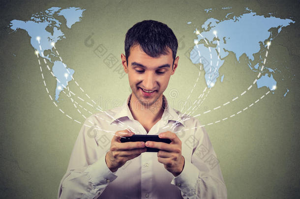 商务人士持有智能手机连接浏览全球互联网