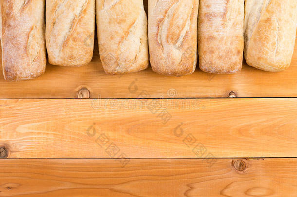 坚硬的新鲜面包面包边缘在木头上