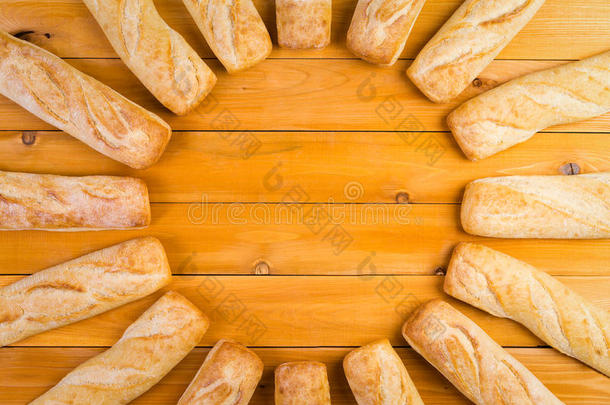 刚出炉的法国面包的圆形<strong>框</strong>架