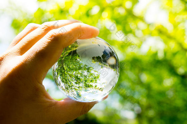 绿色和生态环境，花园里的玻璃球