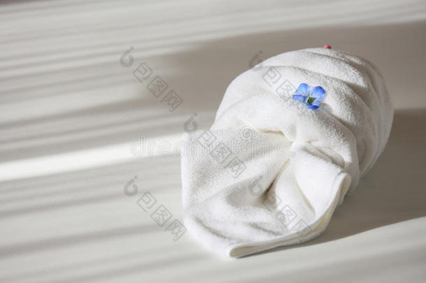 酒店床上的创意毛巾，毛巾套装准备在私人房间使用，设备在出租房或酒店