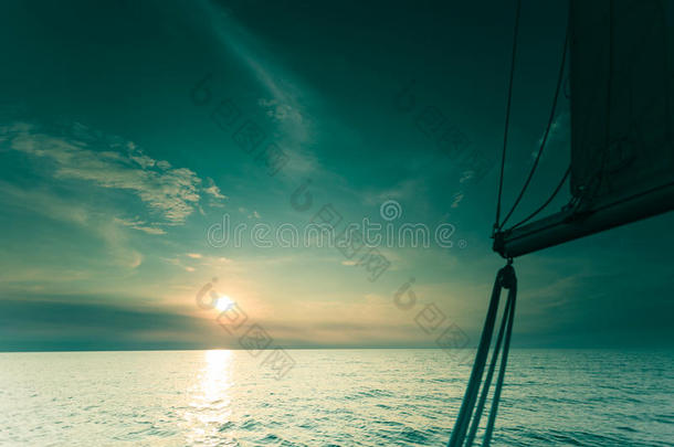 在波罗的海日落日出的游艇帆船。
