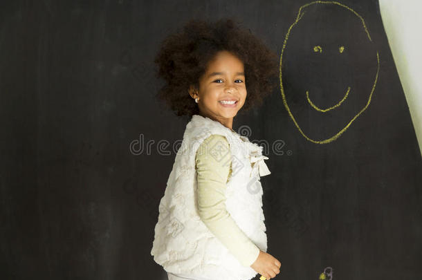 黑板前的非洲女孩