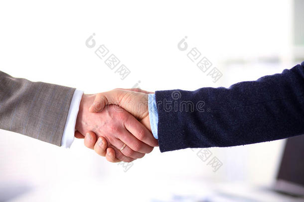 商务握手。 两个商人在办公室里互相握手