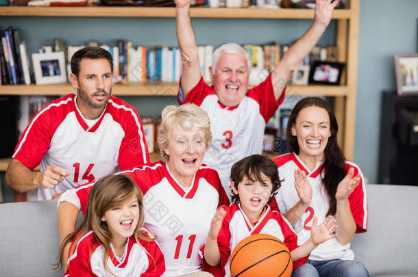 快乐的家庭和祖父母一起看<strong>篮球比赛</strong>