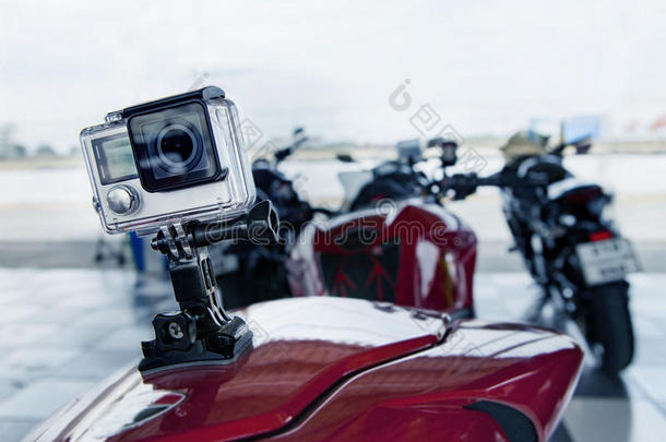 动作摄像机点安装在运动摩托车的后部
