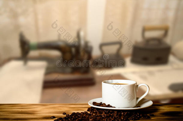 咖啡在木桌上的杯子里，对面是一个散焦的中间