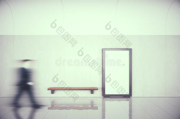 空白海报，木凳和在空荡荡的大厅里活动的人，模拟你