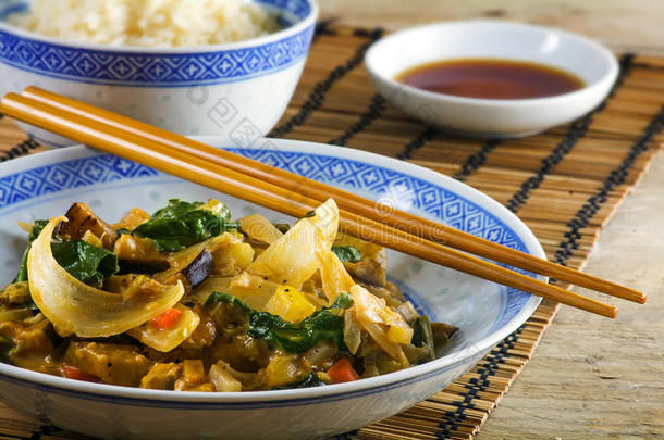 亚洲蔬菜菜，用筷子放在竹垫和一张乡村木桌上，特写
