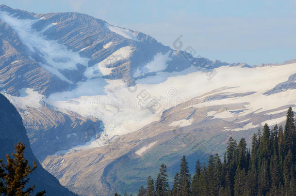 冰川覆盖了冰川国家公园的山顶。
