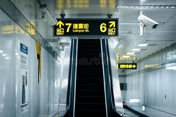 台湾台北东门站自动扶梯。