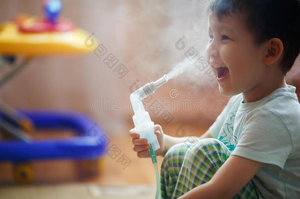 哮喘宝贝男孩呼吸支气管的