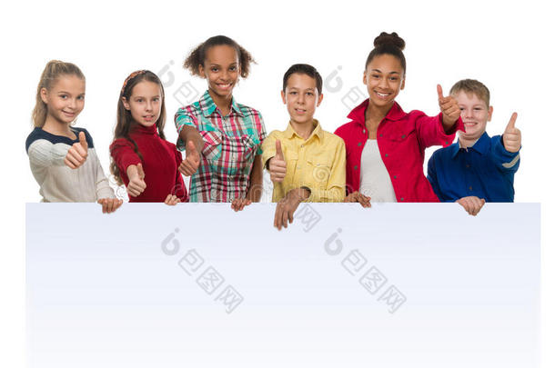 不同肤色的孩子举着一个空的空白，竖起大拇指