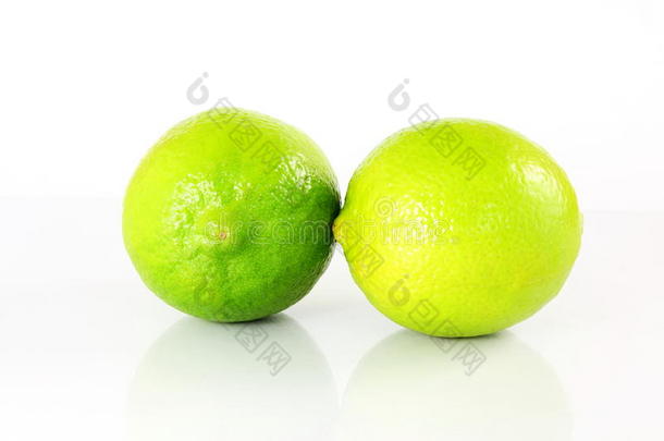 新鲜柠檬石灰柑橘类水果，白色背景