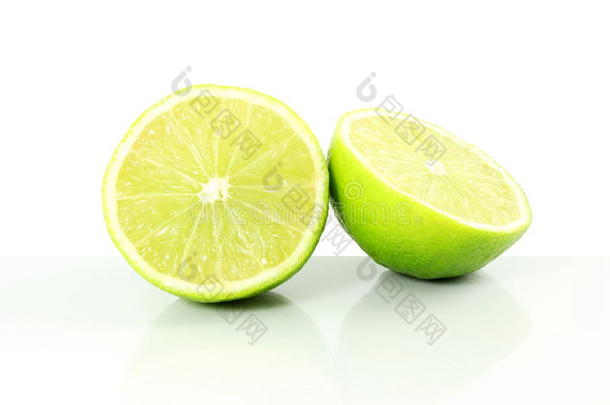 新鲜柠檬石灰柑橘类水果，白色背景