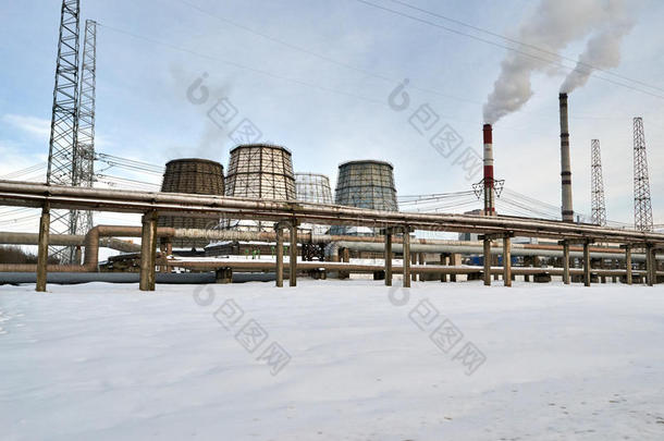 燃气热电站与吸烟管道的背景下的冬季景观