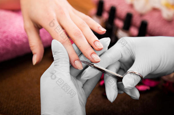 美容美发美甲专家的特写手指指甲护理。