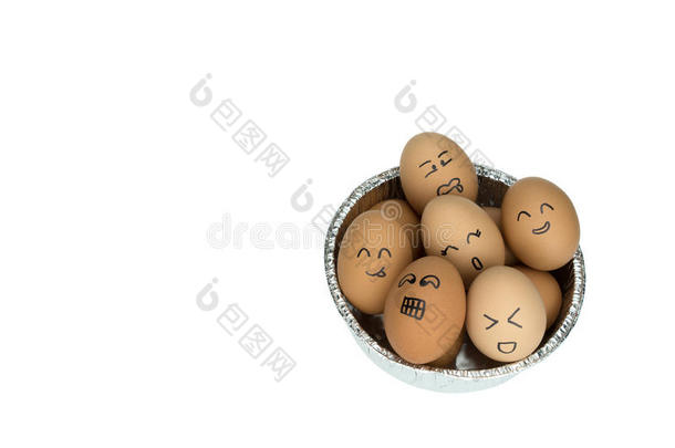 鸡蛋与笑脸在圆形铝箔托盘，孤立在白色背景