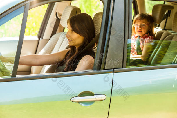 汽车带小孩童年开车