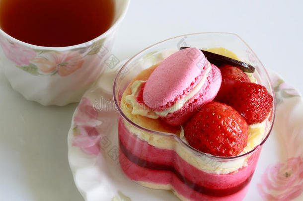 美丽的粉红色酸奶<strong>蛋糕装饰</strong>通心粉和<strong>草莓</strong>和一杯茶