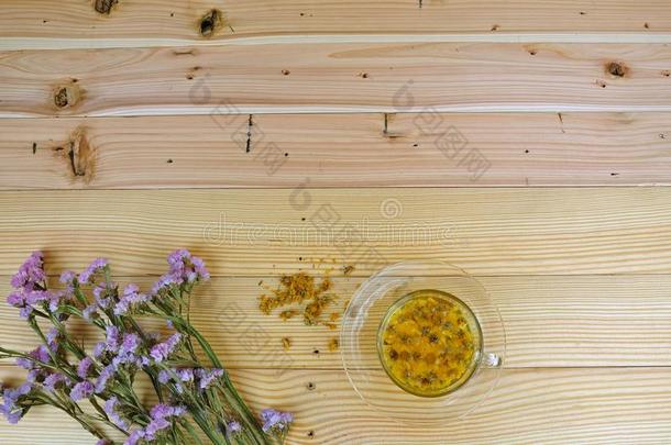 木桌上的一杯菊花茶