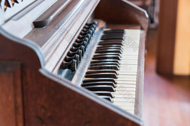 <strong>古董钢琴</strong>钥匙和木材复古风格。