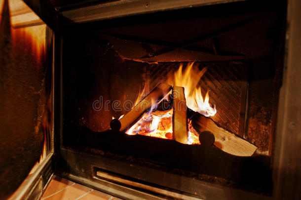 背景温暖的火在壁炉家里