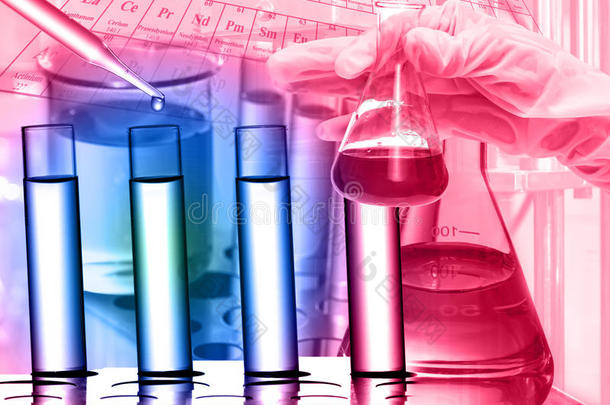 化学实验室，科学家把试剂滴到试管里