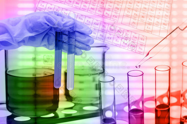 化学实验室，科学家把液体滴到试管里