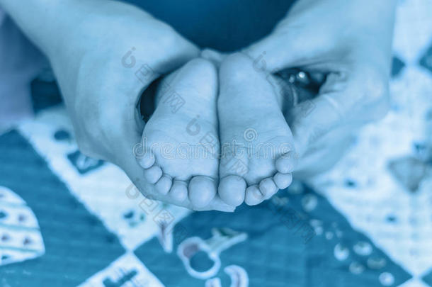 婴儿的脚在母亲的手上