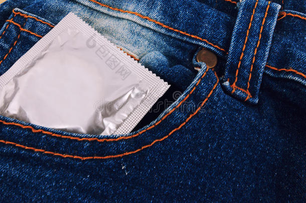老式蓝色牛仔裤口袋里的<strong>避孕套</strong>。