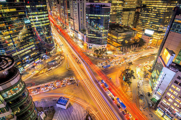 韩国的城市景观。 夜间交通速度通过江南区的首尔，韩国。