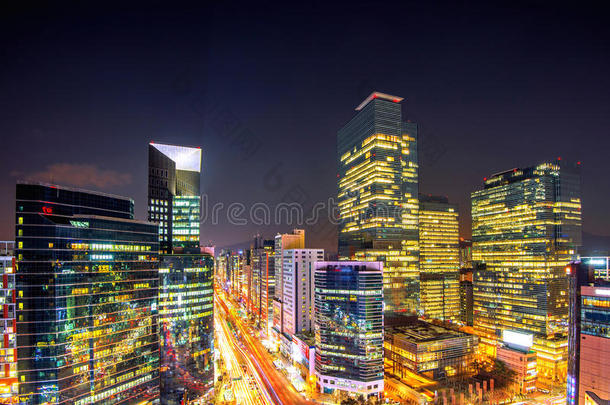 韩国的城市景观。 夜间交通速度通过江南区的首尔，韩国。