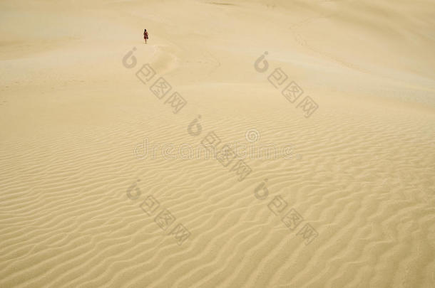沙漠里一个孤独的女人