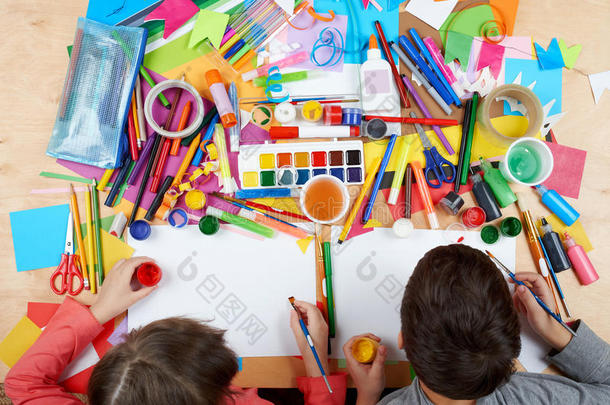 儿童绘制顶部视图。 艺术品工作场所与<strong>创意</strong>配件。 <strong>平面</strong>绘画艺术工具。