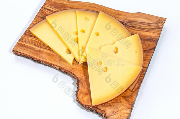 奶酪在木板上隔离工作室拍摄
