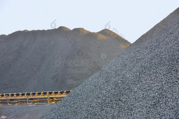 煤场成堆供工业使用