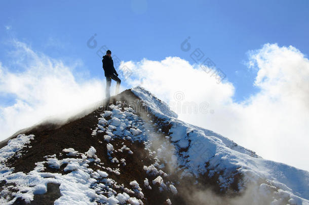 登山者站在阿瓦查火山的山顶上