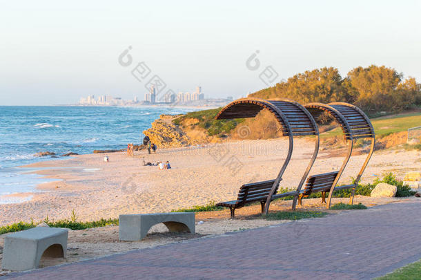 海滩长凳城市景观建筑海景海岸景观，日落。