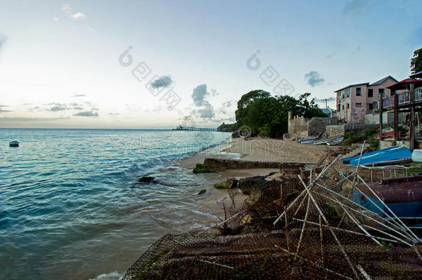 西北海岸巴巴多斯的一个渔村海滩和加勒比海平静的蓝色水域。