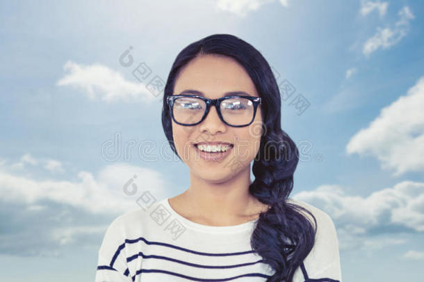微笑的亚洲女人交叉双臂的复合图像看着相机
