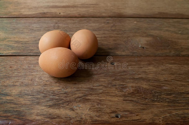 木头桌面上的鸡蛋