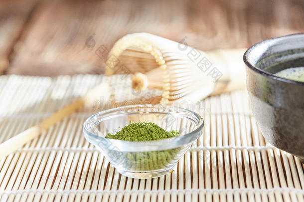 绿色抹茶准备套在竹桌垫上