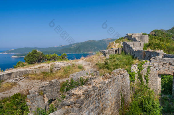 亚得里亚海岸边的古老堡垒墙