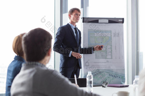 商务人员在会议上展示平面图