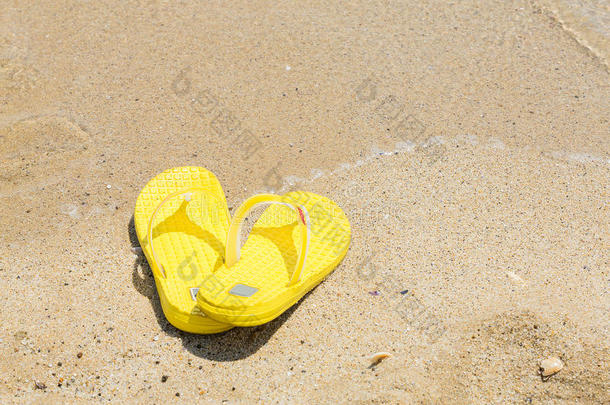 海滩岸边的拖鞋