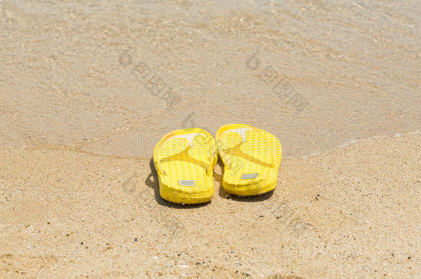 海滩岸边的拖鞋